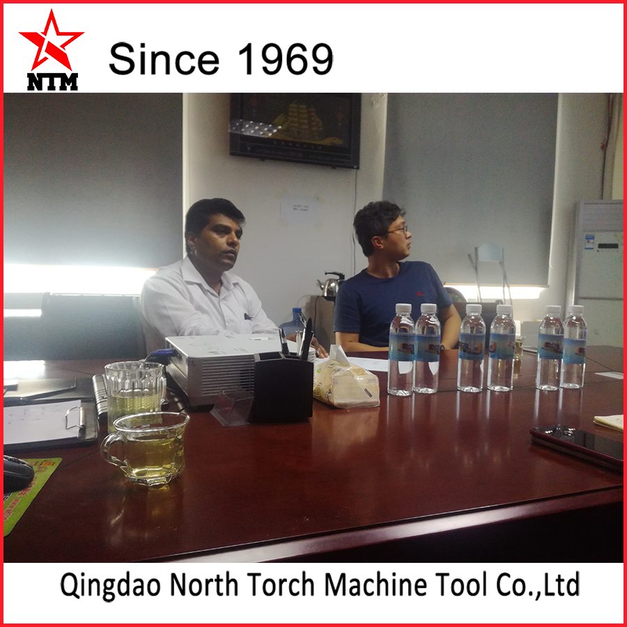 中東客戶來我司洽談并簽訂合同，采購我司CK84系列數(shù)控軋輥車床